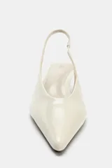 Zapato destalonado de piel en color blanco roto, con tacón kitten fino, puntera fina y tira elástica trasera.