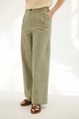 Pantalón de lino azul con finas rayas verticales color beige, corte palazzo y cintura alta.