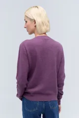 Sweater color beige de lana con cuello redondo y mangas largas.