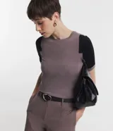 Blusa marrón con mangas cortas negras, cuello redondo y corte recto.