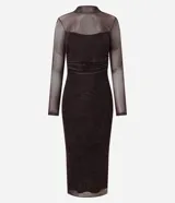 Vestido midi de tul con estampado sutil, de corte ajustado, cuello alto y mangas largas. Presenta un diseño con transparencias y forro interno parcial.