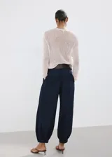 Jeans balloon de algodón estilo vaquero en color azul marino, de tiro medio y largo tobillero, con pinzas y bolsillos laterales.