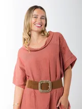 Vestido italiano largo color ladrillo, de lino 100%, con cuello tipo buche, mangas cortas y apliques de broderie en los hombros. Tiene tajos laterales.