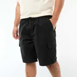 Bermuda de sarga negra con múltiples bolsillos cargo a los lados y diseño amplio, ideal para un estilo urbano y cómodo.