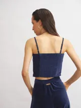 Top corto de terciopelo color azul petróleo, con breteles finos regulables y espalda elastizada.