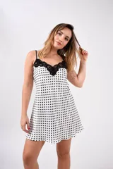 Camisón corto blanco de bretel fino con escote en V y detalles de puntilla en el busto.