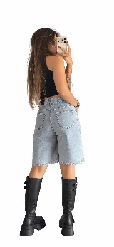 Bermuda de jean color beige, de tiro alto y corte ancho hasta las rodillas, con bolsillos laterales y traseros, y cierre frontal con botón y cremallera.