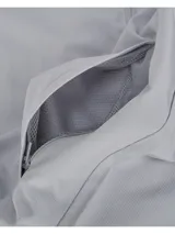 Campera Under Armour tipo cortavientos color gris, con capucha ajustable con cordones, cierre frontal completo y bolsillos laterales con cierre. Incluye forro de malla y puños elásticos.
