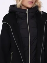 Saco negro con capucha y diseño matelassé.