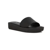 Sandalia Beira Rio color crema, con faja ancha y suela media.