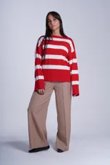 Sweater de punto Bremer con cuello redondo y mangas largas. Diseño a rayas horizontales rojas y blancas. Corte holgado.