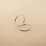 Aros tipo argolla de diseño clásico y minimalista, fabricados en plata 925 con acabado pulido.