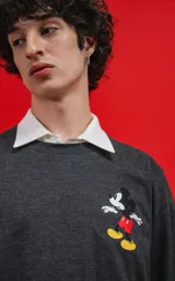 Remera de algodón premium color gris melange oscuro, con corte oversize y estampa pequeña de Mickey Mouse en el pecho.