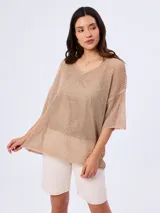 Remeron de lurex de diseño amplio, con cuello en V, mangas cortas holgadas y tejido abierto.