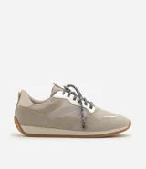 Championes de estilo runner retro de la marca Satinato, en color beige con detalles contrastantes en blanco y suela de goma.