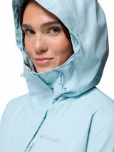 Campera impermeable Columbia modelo Hikebound II, color celeste, con capucha ajustable, cierre frontal con solapa, bolsillos con cremallera y puños ajustables.