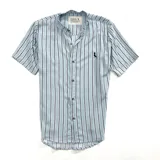 Camisa celeste a rayas verticales blancas y negras, de manga corta y cuello mao.