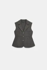 Chaleco entallado de punto color gris oscuro, con cuello solapa, manga sisa y cierre frontal de tres botones.