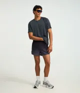 Bermuda deportiva Get Over modelo running de color gris, confeccionada en poliéster con cintura elástica, cordón interno ajustable y bolsillo trasero con cierre.