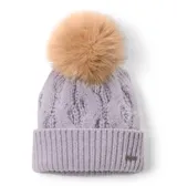 Gorro de lana tejido con diseño de ochos color lila, con vuelta y un pompón grande de piel sintética en la parte superior en tono tostado. Cuenta con una pequeña placa metálica con el logo de la marca en el borde.