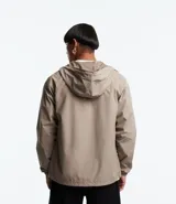 Campera rompevientos color verde oliva con capucha ajustable con cordón, cierre frontal con cremallera, bolsillos laterales con cremallera, puños con elástico y forro interior. Ligera y versátil, ideal para proteger del viento y la lluvia ligera.