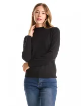 Buzo de punto color beige, con cuello alto y manga larga. Presenta un diseño de tejido liso con detalle de canalé en los hombros y puños.