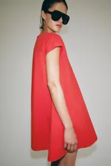 Vestido corto Zara de la colección ZW Collection, color beige, confeccionado en mezcla de algodón. Presenta cuello redondo, manga corta, bolsillos laterales ocultos en costura, bajo evasé y cierre en la espalda con cremallera.