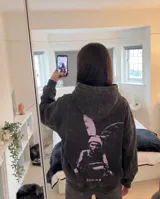 Canguro con capucha de corte regular, confeccionado en tejido con efecto stone wash. Presenta un estampado gráfico en la espalda inspirado en la película Gummo, con puños y cintura acanalados.