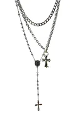 Set de collares multicapa de acero quirúrgico, compuesto por una cadena de eslabones gruesos, una cadena de eslabones medianos con dije de cruz estilo gótico y un rosario con cuentas metálicas, medalla central y cruz pequeña.