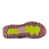 Championes de trail running New Balance modelo WTGARORG, color gris oscuro con detalles en amarillo y rosa.