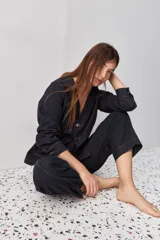 Jean de corte barrel, tiro alto, con silueta amplia que se estrecha hacia el tobillo. Confeccionado en denim azul oscuro con costuras a contratono.