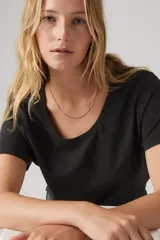 Remera negra de algodón con cuello redondo y mangas cortas.