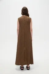 Vestido midi sin mangas de poliéster, color beige con rayas verticales negras, cuello en V y detalle de argolla metálica en el escote.