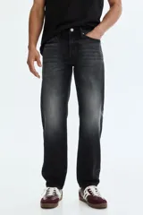 Pantalón jean de cinco bolsillos en denim de algodón con lavado negro y efecto deslavado. Presenta un corte regular de pierna recta y tiro medio con cierre frontal de botón y cremallera.