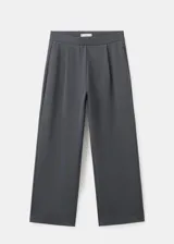 Pantalón de piqué color gris oscuro, de corte recto y holgado con pinzas en la parte delantera y cintura elástica.