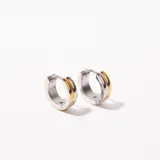 Par de aros tipo argolla de acero plateado con detalle dorado en el centro.