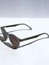 Lentes de sol Osten modelo Ibiza, con marco redondo de acabado mate en color gris oscuro y cristales polarizados con protección UV 400.
