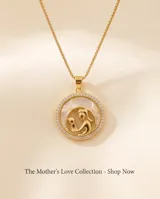 Collar de cadena dorada con dije circular de bronce que presenta una figura de madre e hijo en relieve sobre fondo de nácar, bordeado por incrustaciones de circonia.