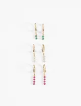 Set de tres pares de aros dorados con dije colgante de strass: un par con dije de dos strass verdes, un par con dije de tres strass blancos y un par con dije de cuatro strass fucsias.