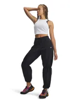 Pantalón deportivo Under Armour de corte holgado, color negro, con cintura elástica y cordones ajustables en rodillas y puños. Confeccionado en tejido ligero y resistente al agua con tecnología UA Storm.