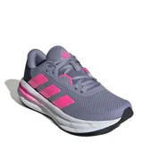 Championes de running Adidas modelo Galaxy 7, color violeta con detalles en fucsia y suela blanca. Presentan capellada de malla textil transpirable, entresuela Cloudfoam para mayor amortiguación y cierre con cordones.