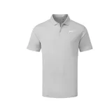 Chomba de golf Nike Victory Solid, color gris claro, de corte clásico con cuello y tapeta de dos botones. Presenta el logo de Nike bordado en blanco en el lado izquierdo del pecho. Confeccionada con tejido Dri-FIT para mayor comodidad y transpirabilidad.