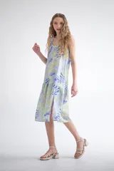 Vestido midi con estampado floral en tonos rosa y rojo, de breteles finos y corte evasé con abertura lateral.