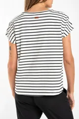 Remera de algodón con diseño de rayas horizontales finas, cuello redondo y mangas cortas con dobladillo.