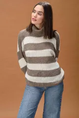 Sweater de punto con diseño de rayas horizontales en color marrón y blanco. Presenta cuello alto tipo polera, mangas largas y puños acanalados.
