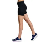 Calza corta de running Saucony Fortify negra, de tiro medio y corte ajustado, con bolsillos laterales en los muslos y detalles reflectantes.