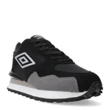 Championes urbanos Umbro, color negro con detalles en gris y blanco. Presentan una combinación de materiales textiles y sintéticos, con el logo de la marca en el lateral y una suela dentada de estilo deportivo.