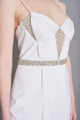 Vestido de novia corto blanco, sin mangas, con escote corazón, tiras finas y flecos en la falda.