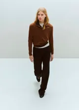 Jersey Olsen de punto fino, mezcla de algodón y lana, color marrón, con cuello polo y manga larga.