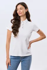 Remera polo de piqué color rosado, con mangas cortas, cuello clásico y cierre frontal de botones.